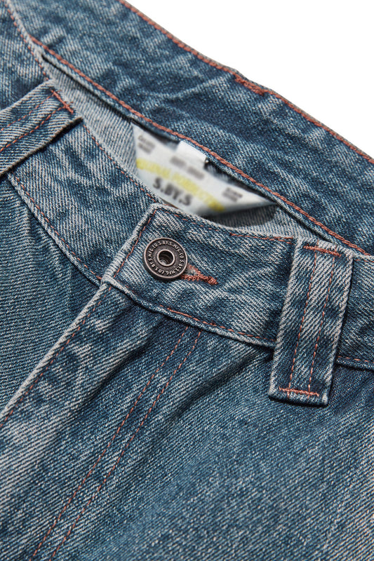 Stylishe Herrenjeans mit Details